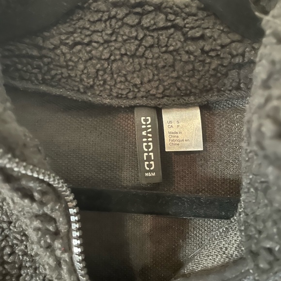 H&M Divided One Vision Black Fuzzy Quarter Zip Small - Picture 4 of 5